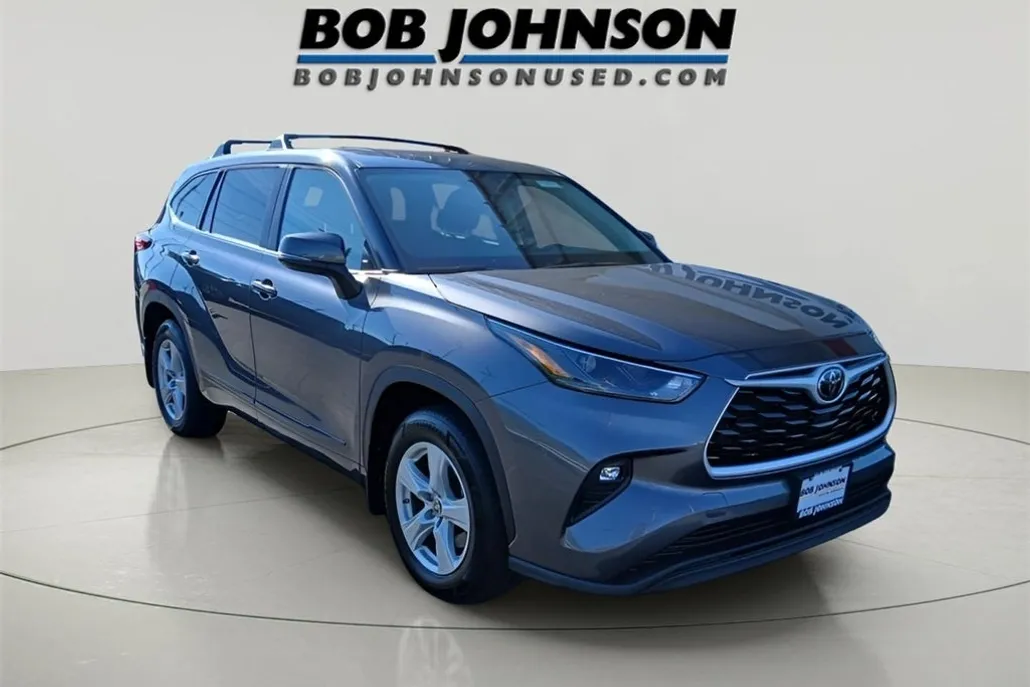 2023 Toyota Highlander LE photo 1
