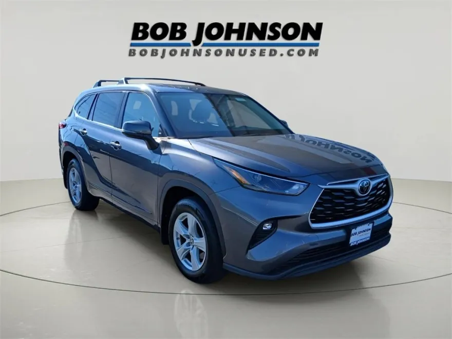 2023 Toyota Highlander LE photo 1