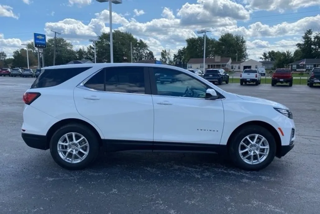 2024 Chevrolet Equinox LT photo 1