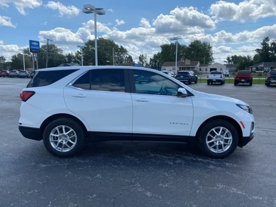 2024 Chevrolet Equinox LT photo 1