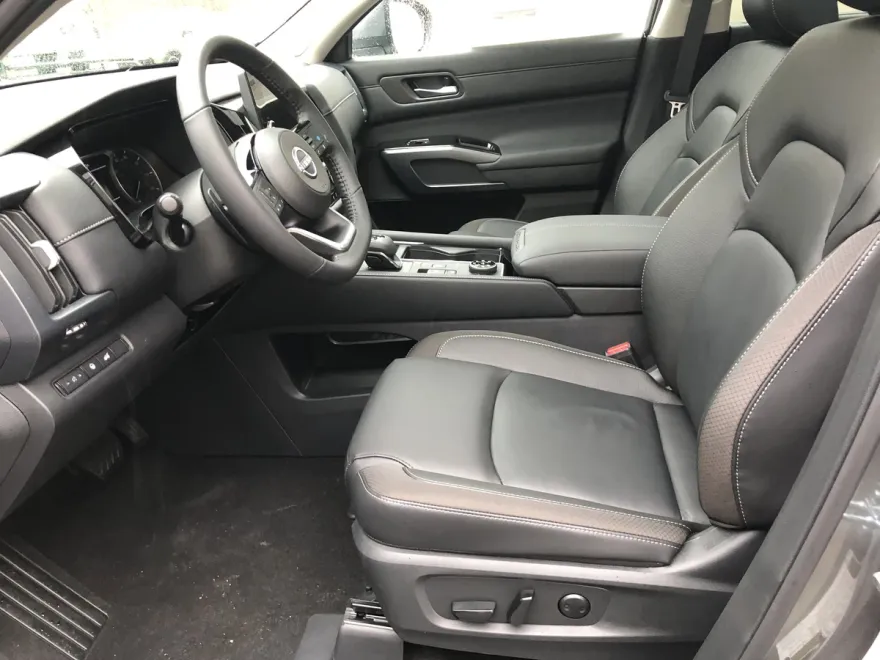 2025 Nissan Pathfinder SL photo 1