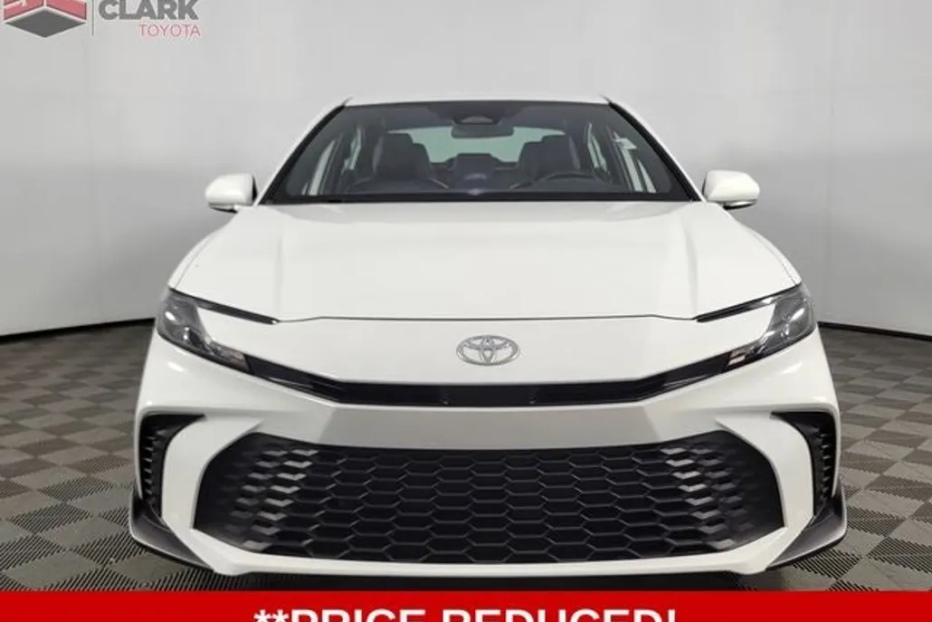 2025 Toyota Camry SE photo 1