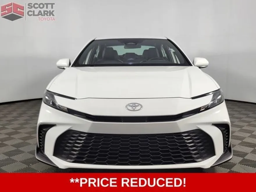 2025 Toyota Camry SE photo 1