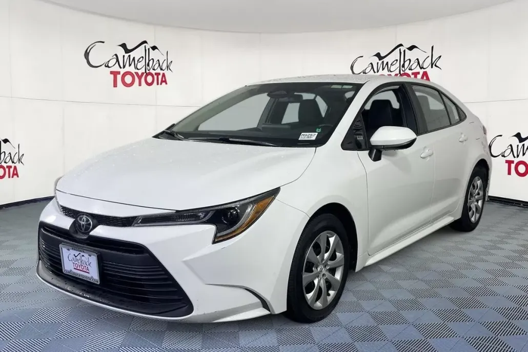 2024 Toyota Corolla LE photo 1