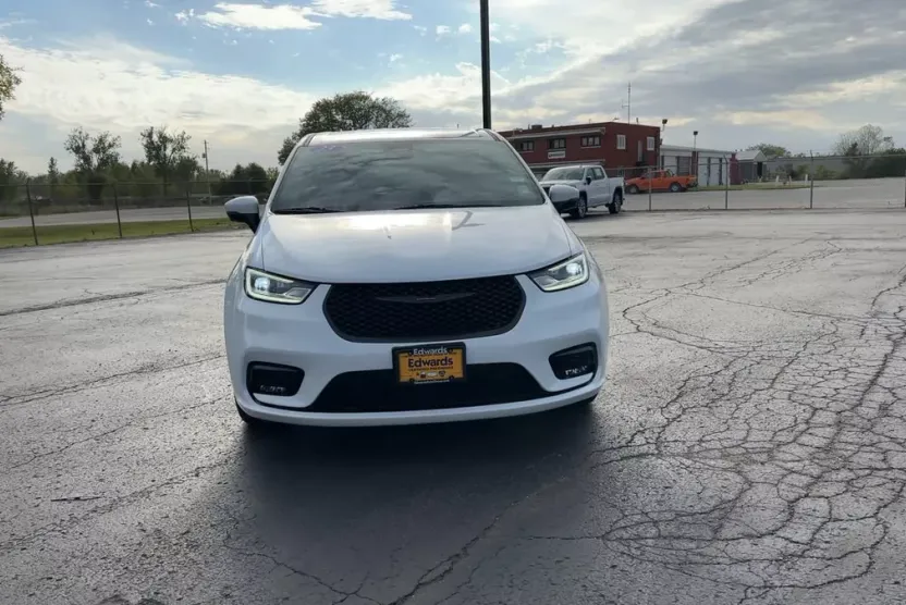 2023 Chrysler Pacifica Hybrid Touring L photo 1