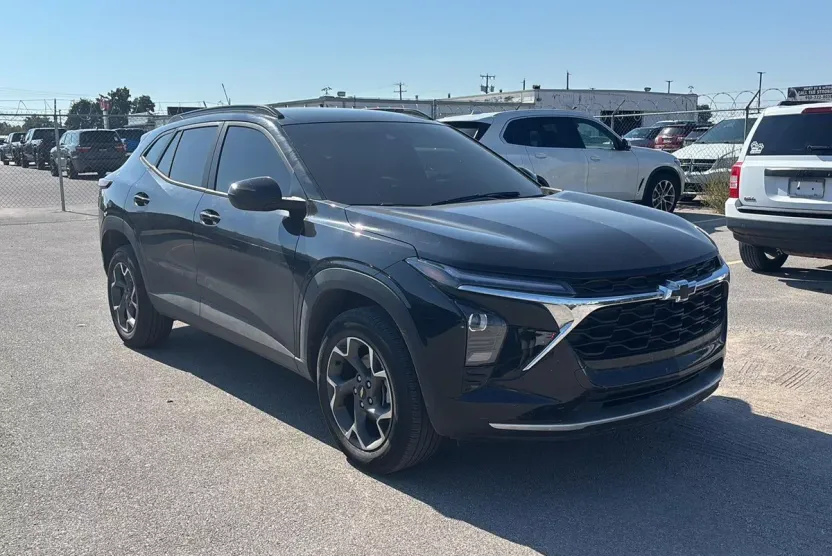 2025 Chevrolet Trax LT photo 1