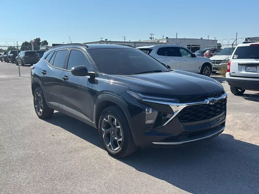 2025 Chevrolet Trax LT photo 1