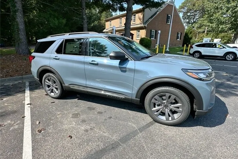 2025 Ford Explorer photo 1