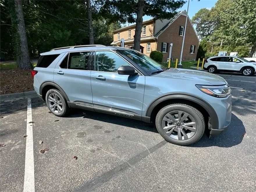 2025 Ford Explorer photo 1