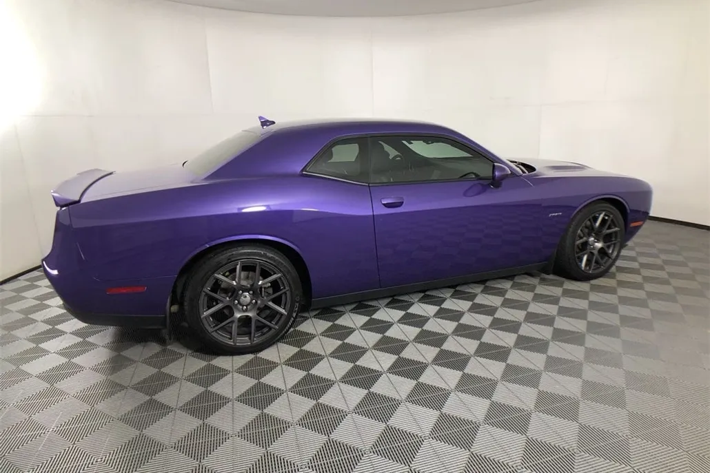 2016 Dodge Challenger SXT Plus photo 1