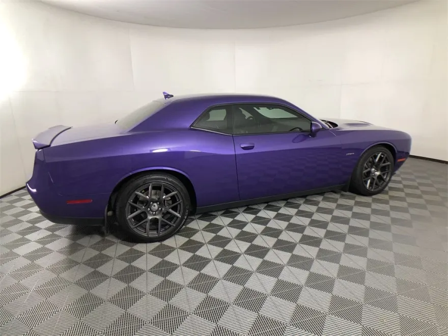 2016 Dodge Challenger SXT Plus photo 1