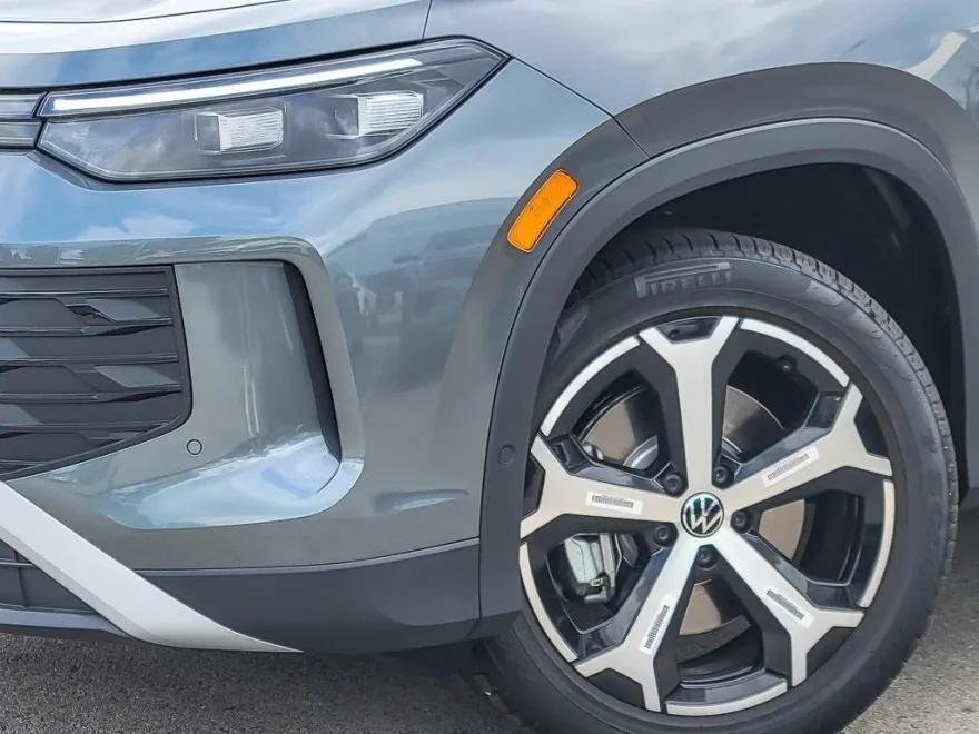 2025 Volkswagen Tiguan SE photo 1