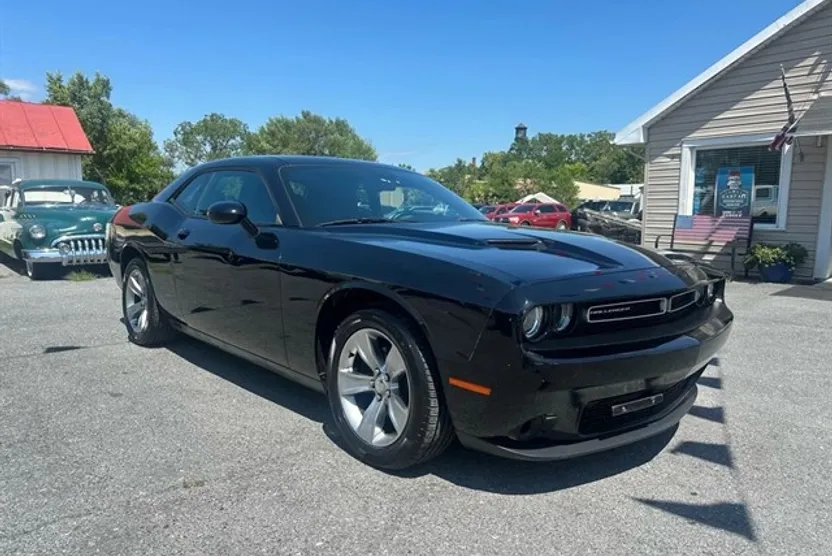 2017 Dodge Challenger SXT photo 1