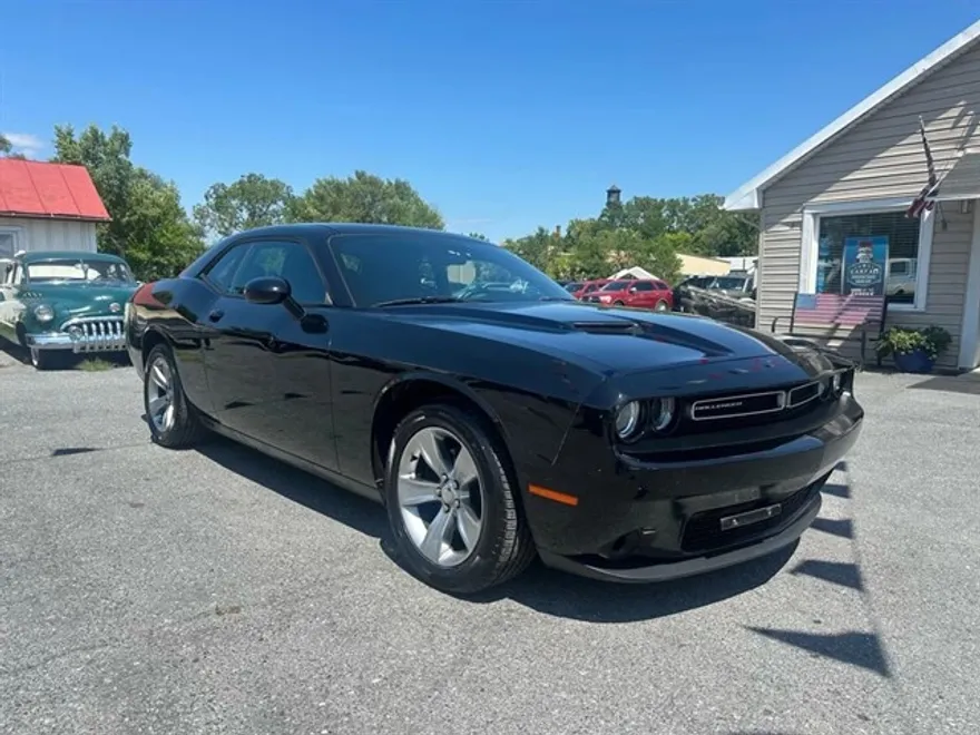 2017 Dodge Challenger SXT photo 1