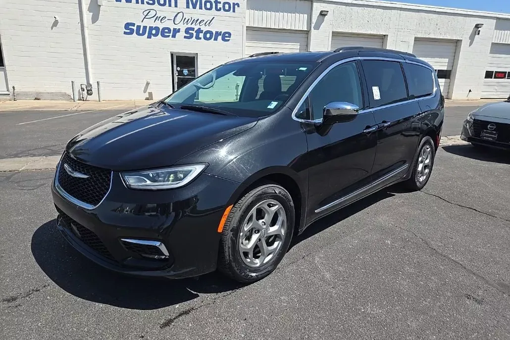 2023 Chrysler Pacifica Limited photo 1