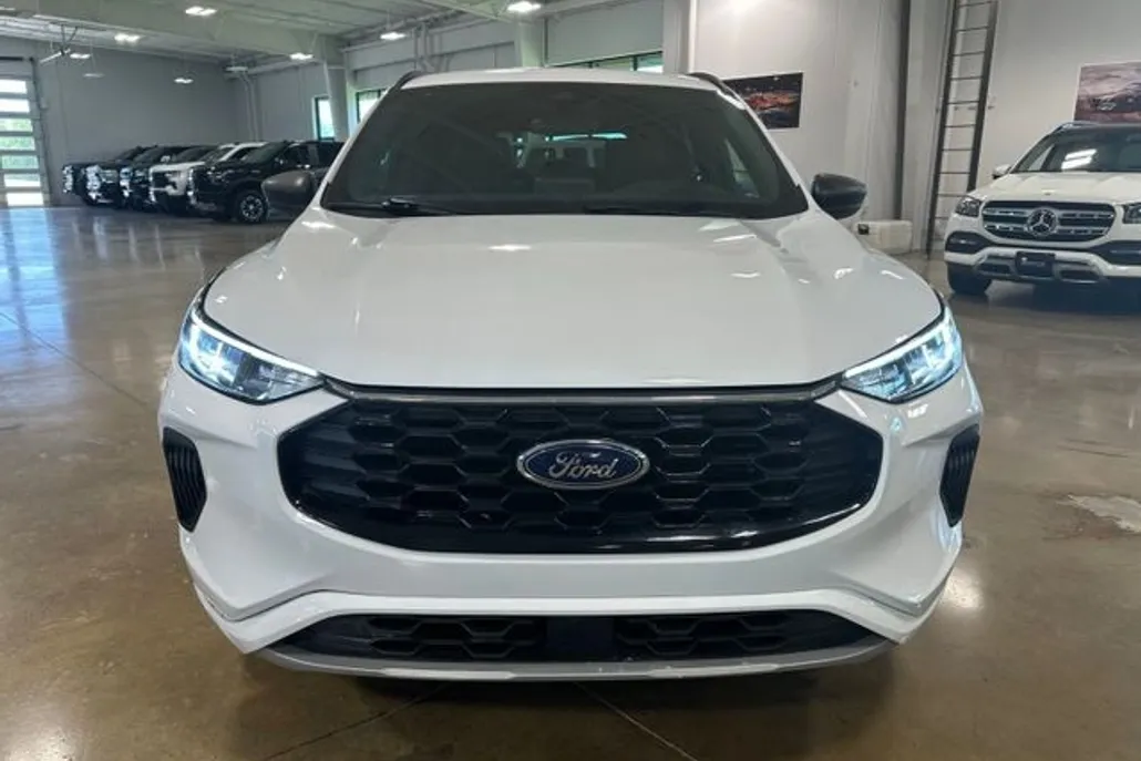 2023 Ford Escape ST-Line photo 1