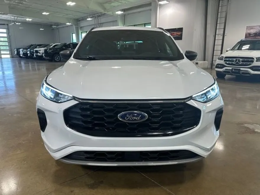 2023 Ford Escape ST-Line photo 1