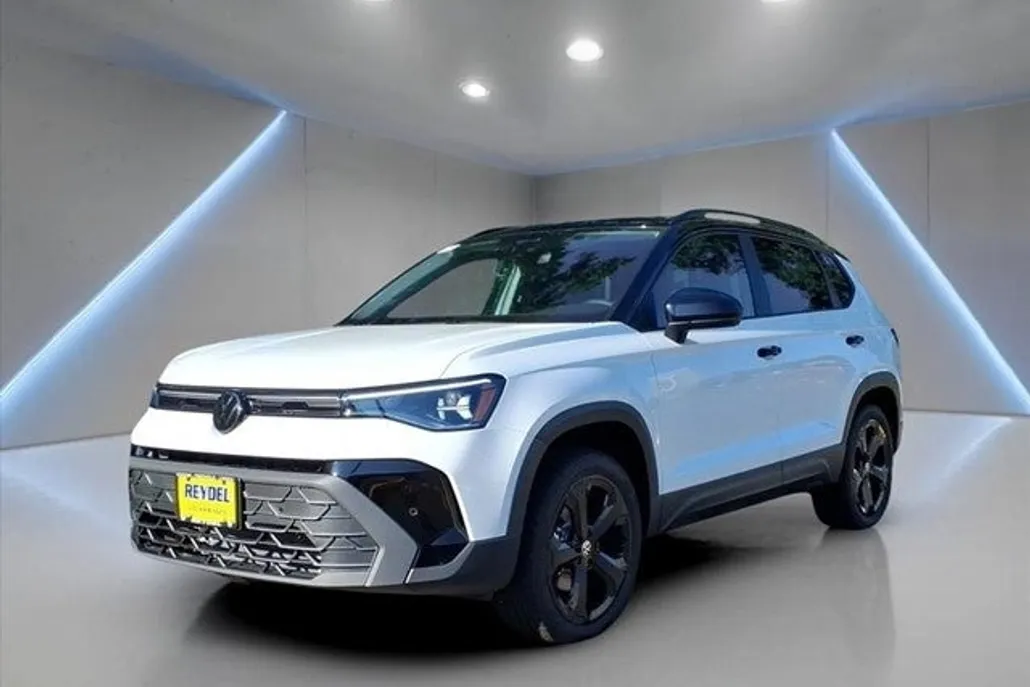 2025 Volkswagen Taos SE photo 1