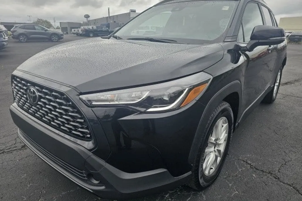 2022 Toyota Corolla Cross LE photo 1