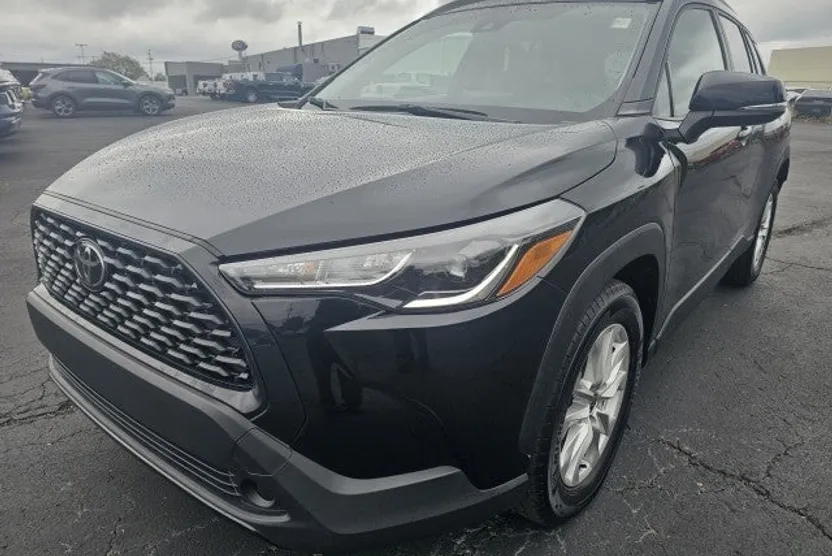 2022 Toyota Corolla Cross LE photo 1