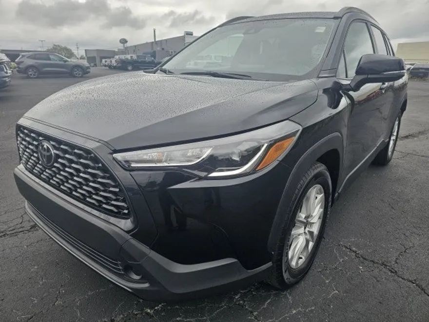 2022 Toyota Corolla Cross LE photo 1