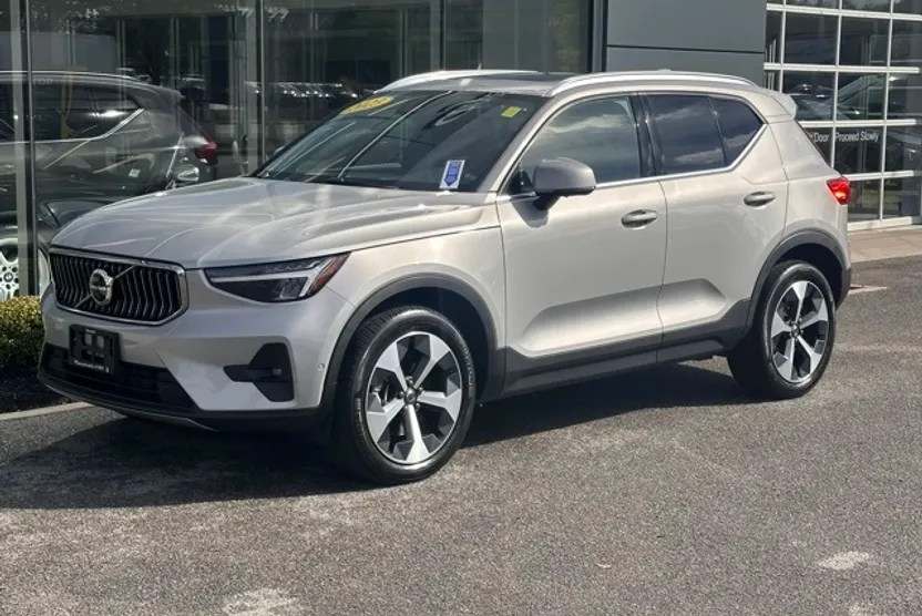 2023 Volvo XC40 Plus photo 1