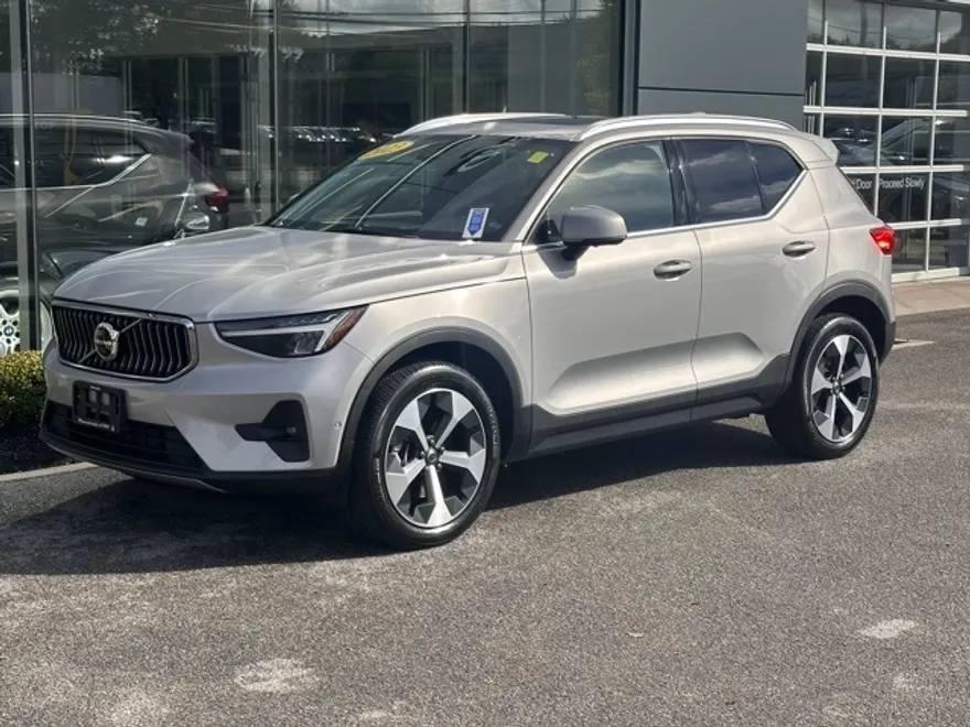 2023 Volvo XC40 Plus photo 1
