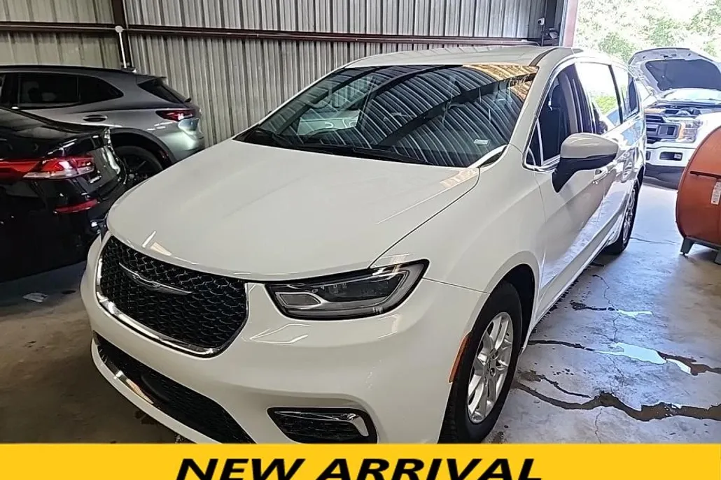 2023 Chrysler Pacifica Touring L photo 1