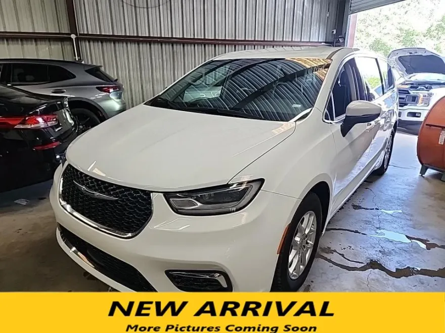 2023 Chrysler Pacifica Touring L photo 1