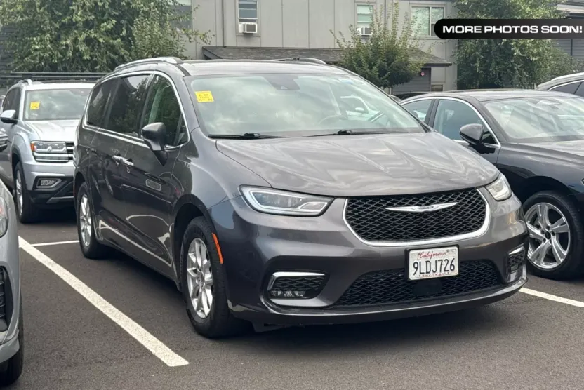 2021 Chrysler Pacifica Touring L photo 1
