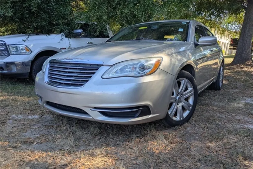 2013 Chrysler 200 Touring photo 1