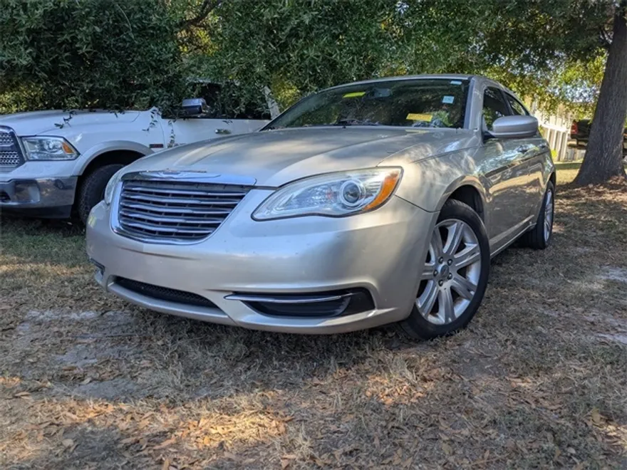 2013 Chrysler 200 Touring photo 1