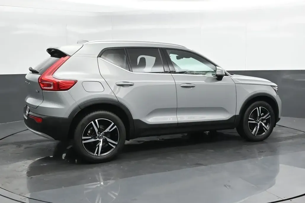 2025 Volvo XC40 Core photo 1