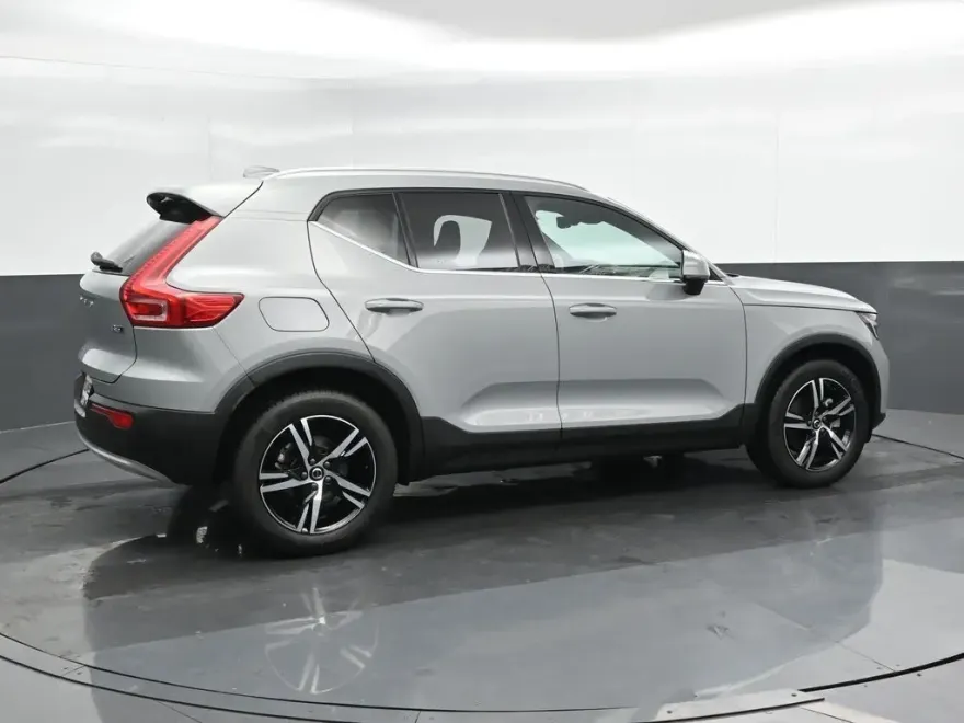 2025 Volvo XC40 Core photo 1