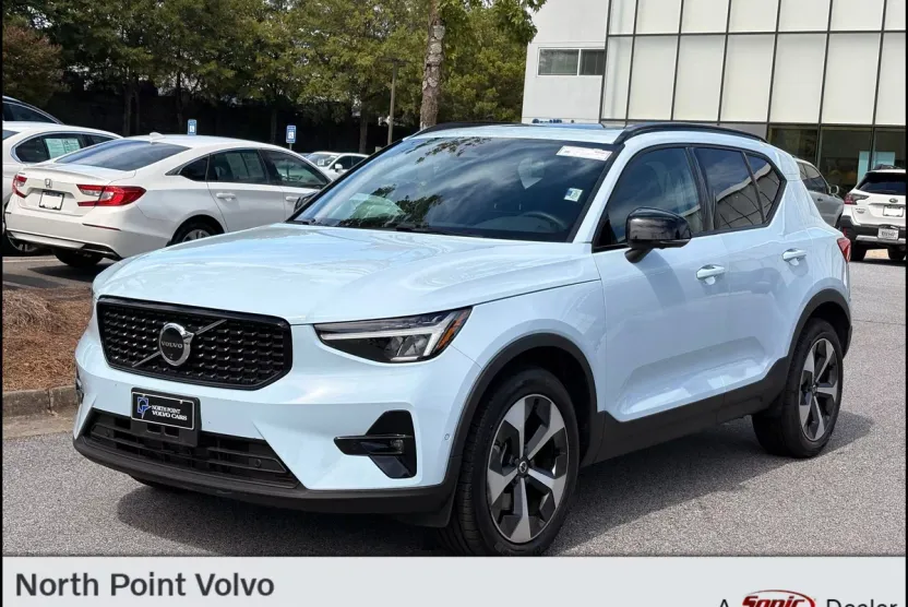 2025 Volvo XC40 AWD Plus photo 1