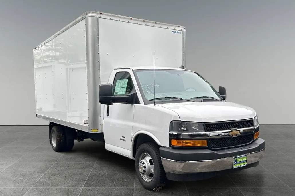 2025 Chevrolet Express Cutaway photo 1
