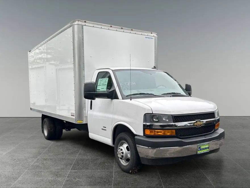 2025 Chevrolet Express Cutaway photo 1