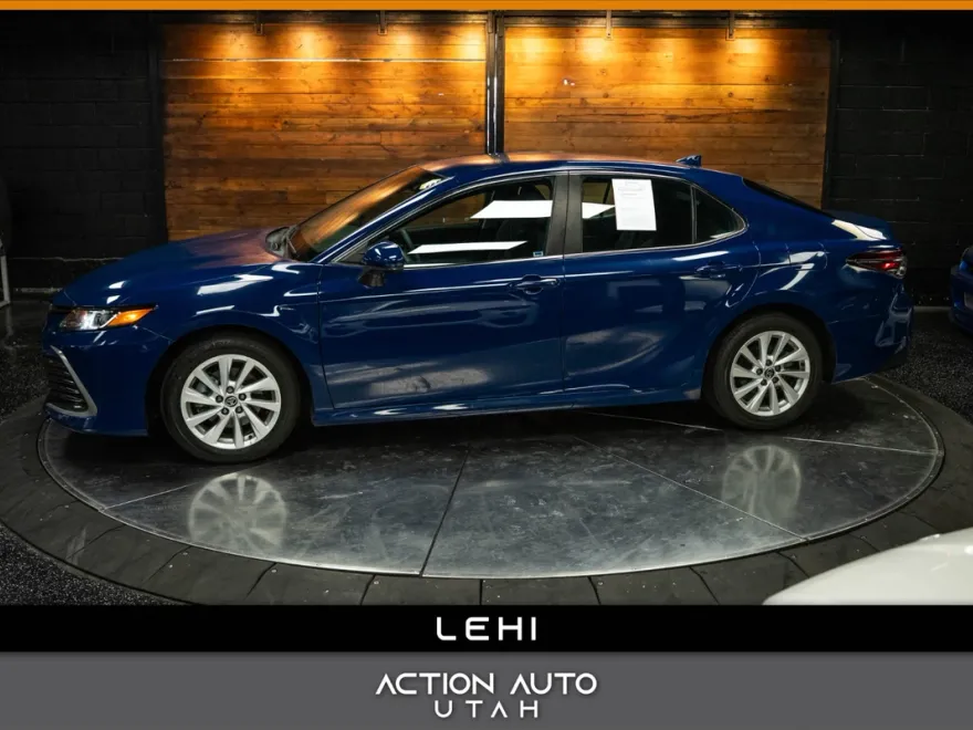 2023 Toyota Camry LE photo 1