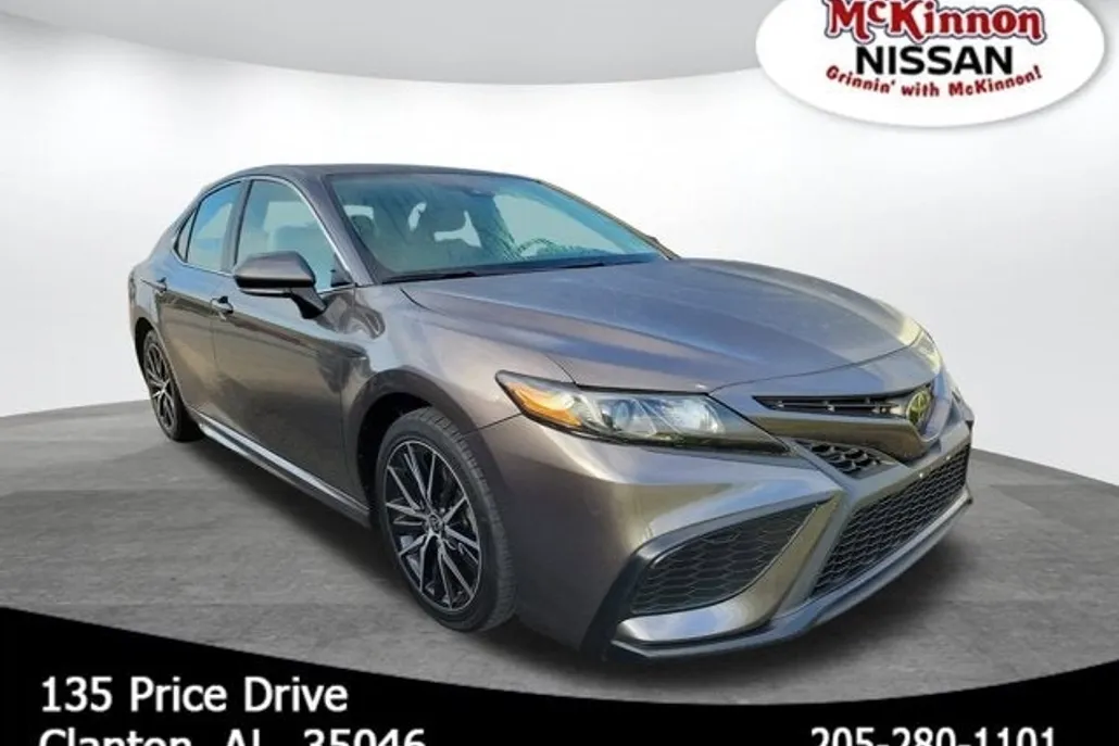 2022 Toyota Camry SE photo 1