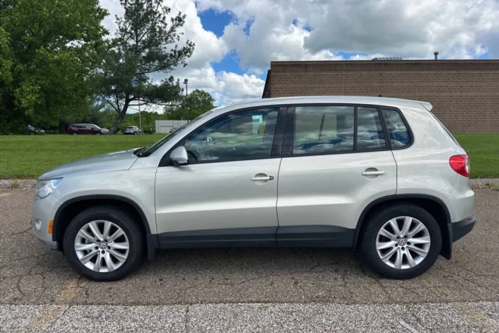 2010 Volkswagen Tiguan SE photo 1