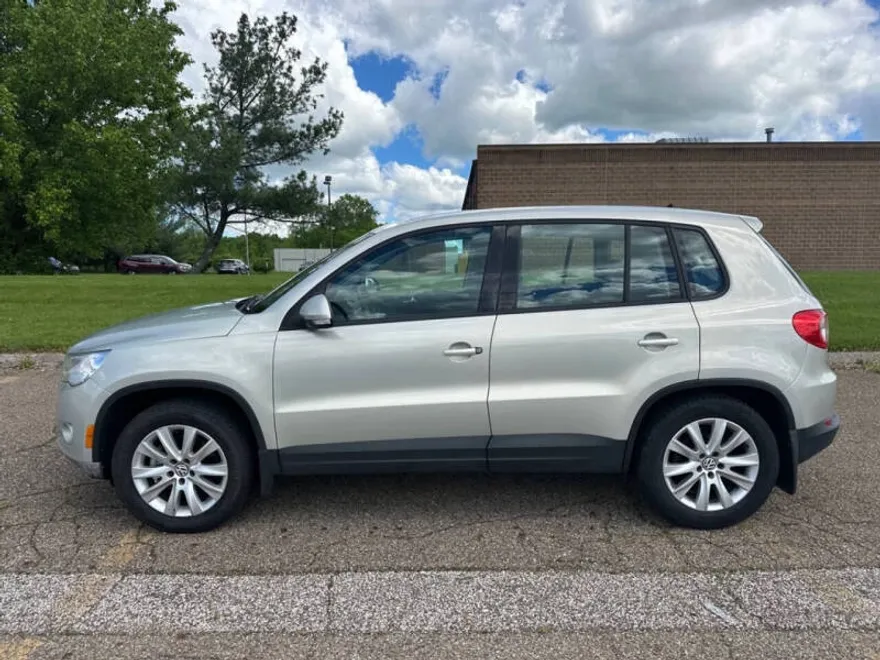 2010 Volkswagen Tiguan SE photo 1