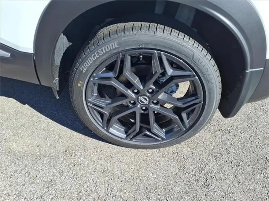 2026 Nissan Kicks SR photo 1