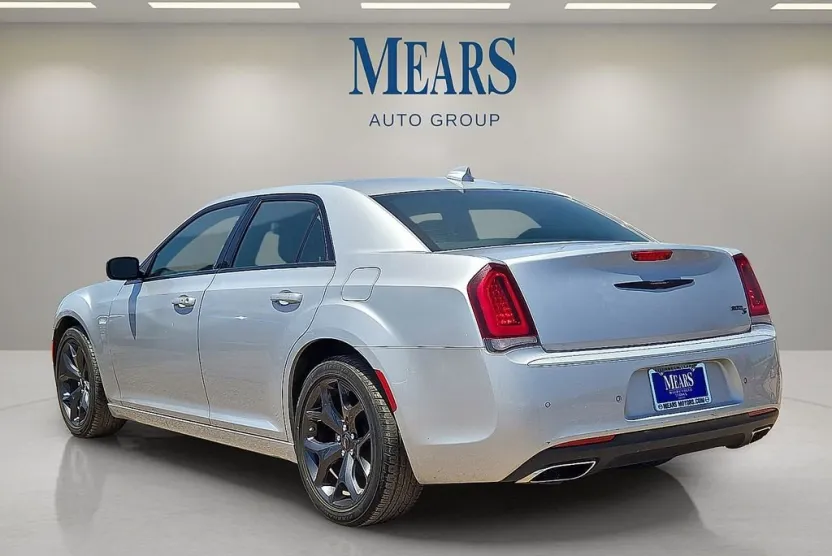2023 Chrysler 300 photo 1