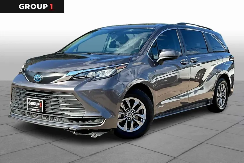 2021 Toyota Sienna LE photo 1
