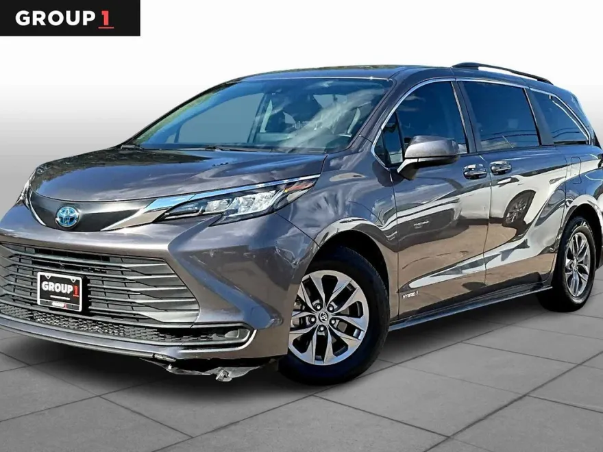 2021 Toyota Sienna LE photo 1