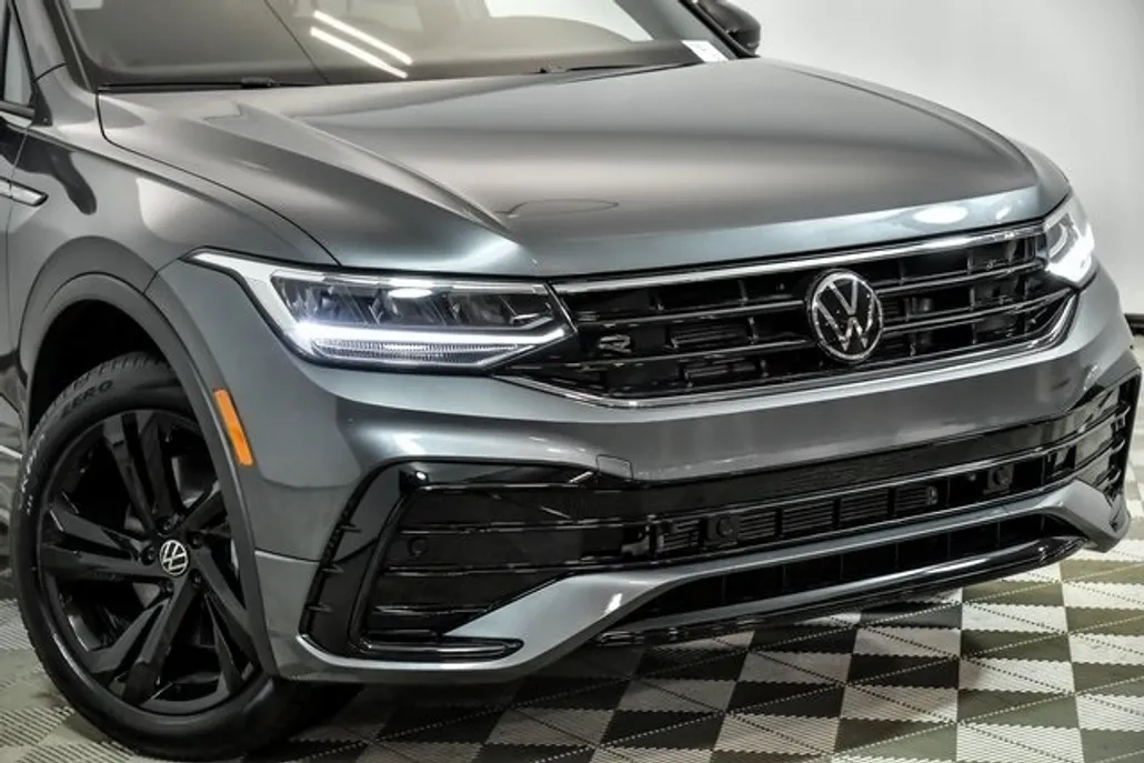 2024 Volkswagen Tiguan SE R-Line Black photo 1