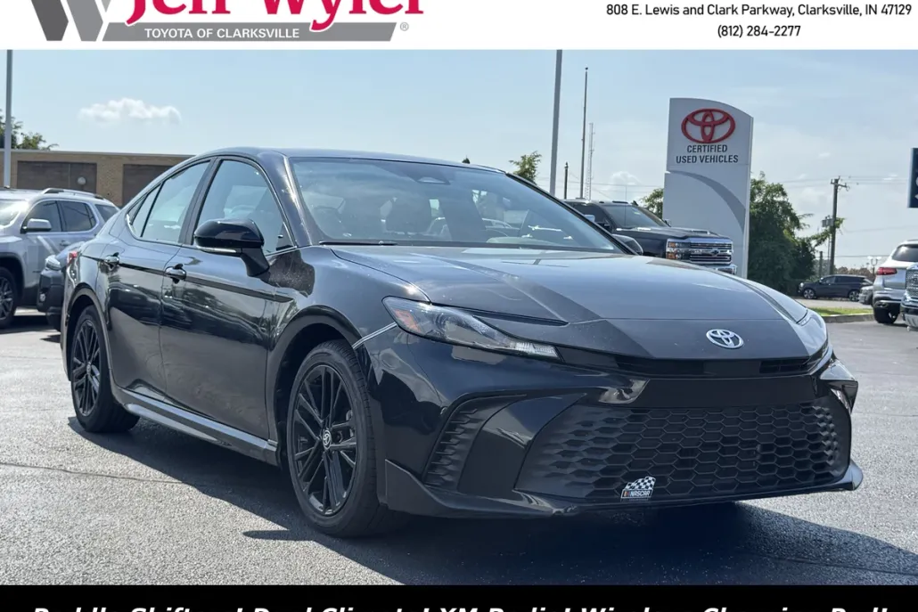 2025 Toyota Camry SE photo 1