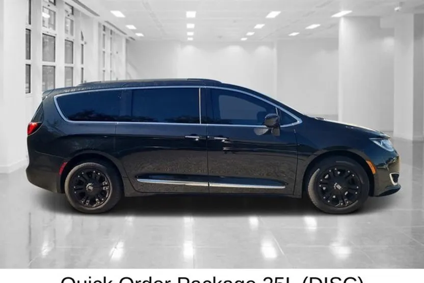 2017 Chrysler Pacifica Touring L photo 1