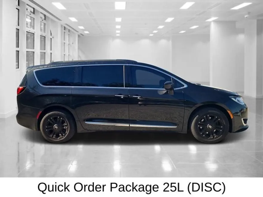 2017 Chrysler Pacifica Touring L photo 1