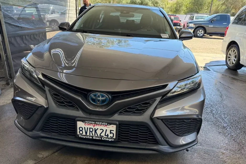 2021 Toyota Camry Hybrid SE photo 1